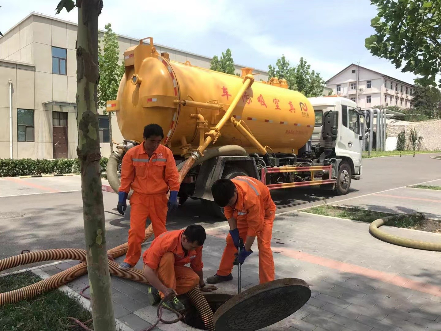 克东管道疏通车停在窨井附近