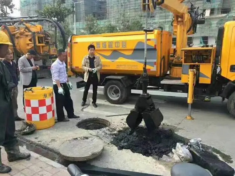 克东街道：网格员化身“清道夫”，为民解忧疏通“堵心”化粪池
